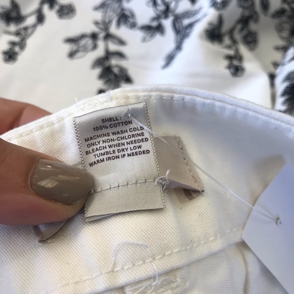 NEW LOFT 4” Short Black White Floral Shorts 4 - Picture 7 of 7